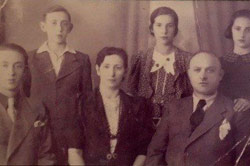 Retrato  de su familia  
León Tenenbaum,sus padres Shmuel  Tenenbaum y Masha Lesner 
y sus hermanos: Zalman ,Rosa y Rajel  (Posiblemente del año 1937)
