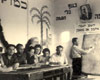Lección de hebreo en el campo de desplazados
Archivo fotográfico de Yad Vashem