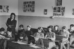 Clase de alumnos en el campo de Feldafing, 1947 
Archivo fotográfico de Yad Vashem