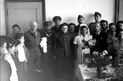 La primera boda en Bergen Belsen.
Archivo fotográfico de Yad Vashem.