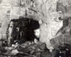 Moishele Kapanski a través de un agujero después de la liberación
Vilna, 16/7/1944
Archivo fotográfico de Yad Vashem