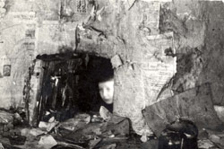 Moishele Kapanski a través de un agujero después de la liberación
Vilna, 16/7/1944
Archivo fotográfico de Yad Vashem 