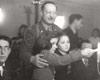 Encendido de velas en Januká, 1945, campo de Fuerstenfeldbruck
Archivo fotográfico de Yad Vashem