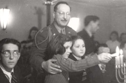 Encendido de velas en Januká, 1945, campo de Fuerstenfeldbruck
Archivo fotográfico de Yad Vashem.
