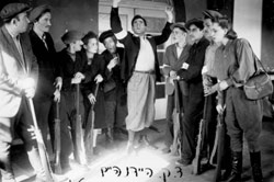 Representación de una obra de teatro en el campo de desplazados
 19/4/1947.
Archivo fotográfico de Yad Vashem.