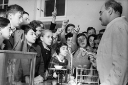 Clase de Química, maestro y alumnos en Letonia.
Archivo fotográfico de Yad Vashem