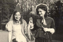 Guerda y Lisel Maier disfrazadas de príncipe y princesa, Alemania.
Archivo fotográfico de Yad Vashem