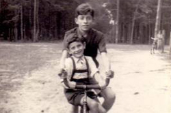 Los hermanos Illvitzky en bicicleta antes de la Shoá.
Archivo fotográfico de Yad Vashem