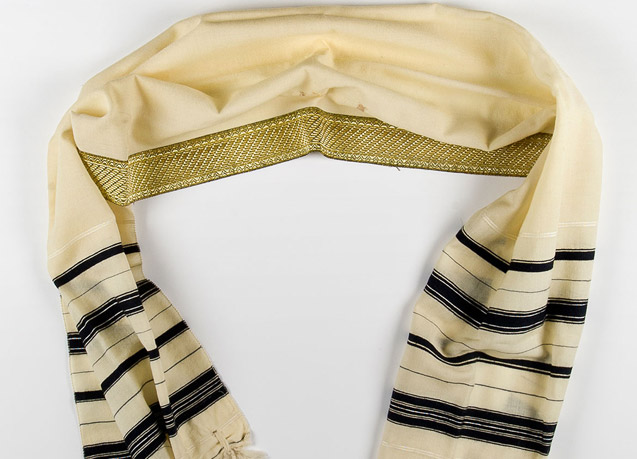 Talit (chal de oración) que Jiri Bader recibió para su Bar Mitzvá, celebrado en el gueto de Theresienstadt en 1944