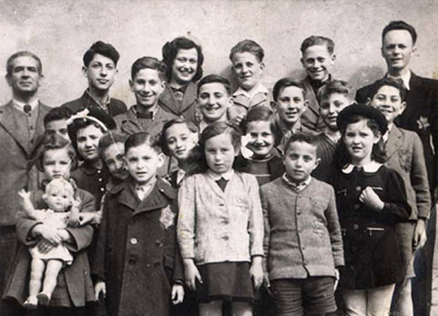 Jiri y Vera Bader con sus condiscípulos de la escuela judía de Kyjov durante la ocupación nazi