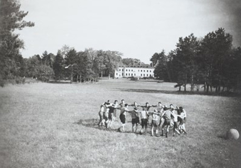 Les "enfants de Buchenwald" dansent et jouent dans les jardins du château d'Ambloy. France, 1945