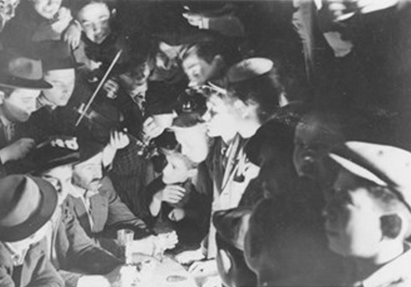 Les "enfants de Buchenwald" et leurs éducateurs lors d'une soirée musique, accompagnés d'un violon au château d'Ambloy. France, 1945