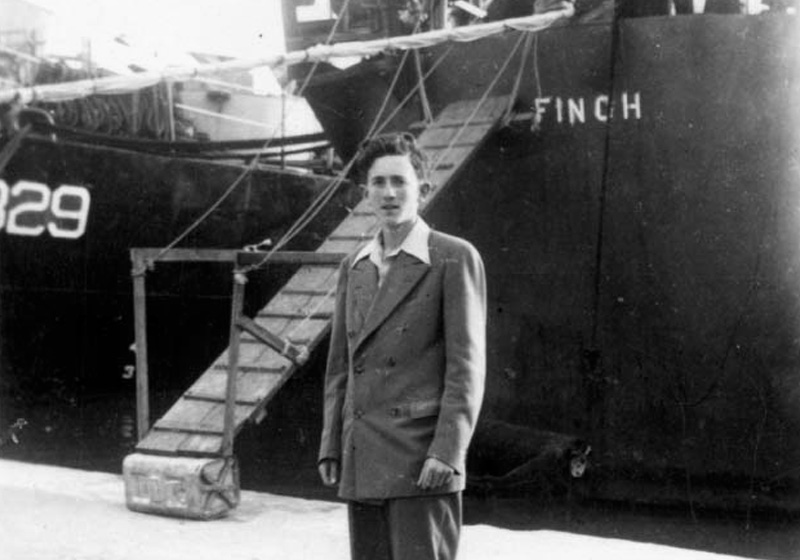Port de Marseille, le 29 juin 1946 : un des jeunes du groupe des "Enfants de Buchenwald" avant d'embarquer pour la Palestine mandataire