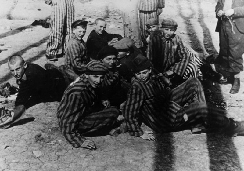 Des jeunes rescapés de Buchenwald, âgés de 12 à 14 ans, au moment de la libération du camp. Buchenwald, Allemagne, 1945