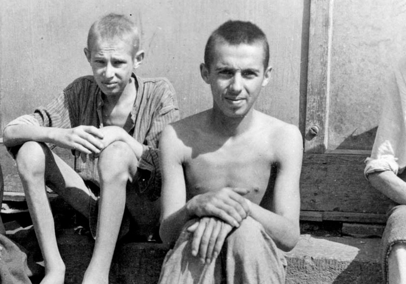 Enfants à la libération du camp de Buchenwald. Pour les SS, les jeunes détenus ne constituaient que des bouches inutiles à nourrir. Buchenwald, Allemagne, 1945