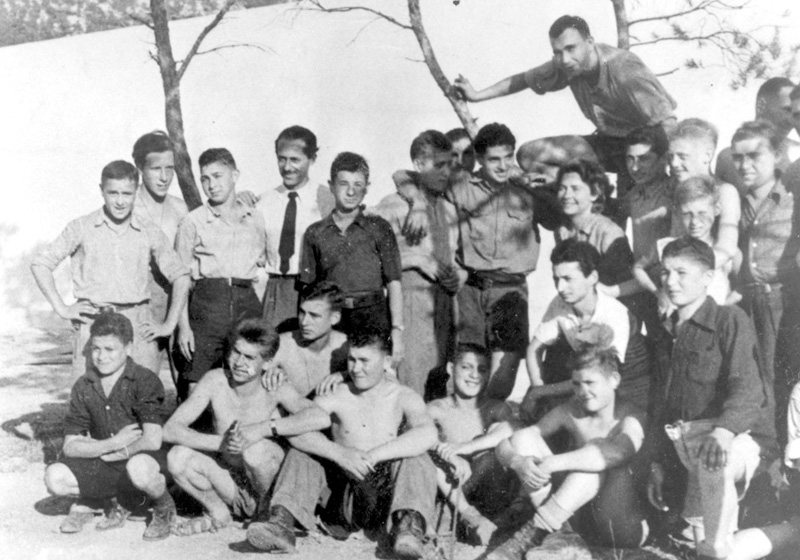 Les "enfants de Buchenwald" dans le jardin de la maison d'enfants d'Ecouis, France, été 1945