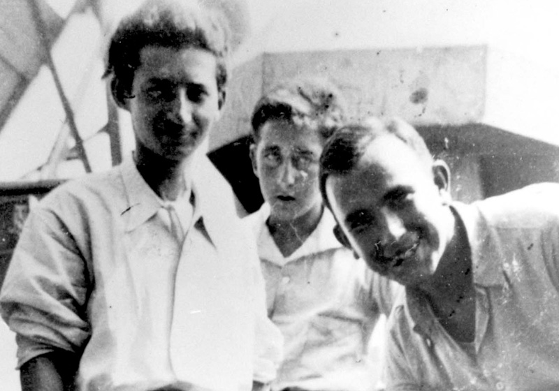 Des "enfants de Buchenwald" dans le jardin de la maison d'enfants d'Ecouis, avec une des éducatrices, Simone Chaumet. France, été 1945