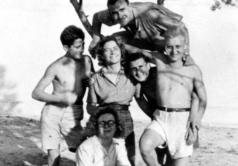 Des "enfants de Buchenwald" dans le jardin de la maison d'enfants d'Ecouis, avec deux de leurs éducatrices, Simone et Jo. France, été 1945 