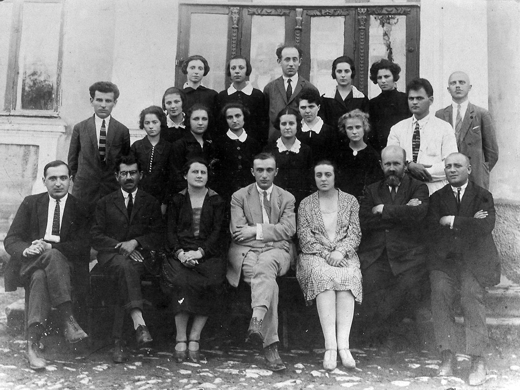 תלמידות הגימנסיה העברית בבלץ עם סגל המורים, 1928 תלמידות הגימנסיה העברית בבלץ עם סגל המורים, 1928