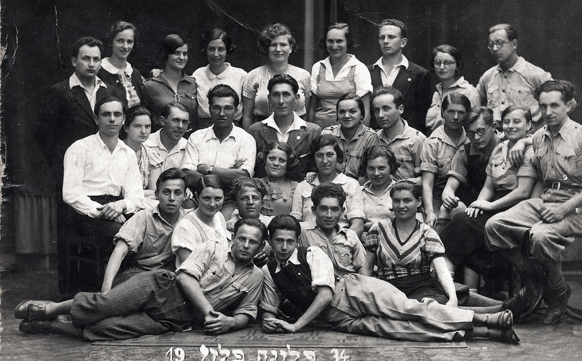 חברי 'החלוץ הצעיר' מגדוד פלזן. חברי תנועות הנוער החלוציות ממונקאץ' פעלו בקיבוצי הכשרה בכל רחבי צ'כוסלובקיה והונגריה חברי 'החלוץ הצעיר' מגדוד פלזן. חברי תנועות הנוער החלוציות ממונקאץ' פעלו בקיבוצי הכשרה בכל רחבי צ'כוסלובקיה והונגריה