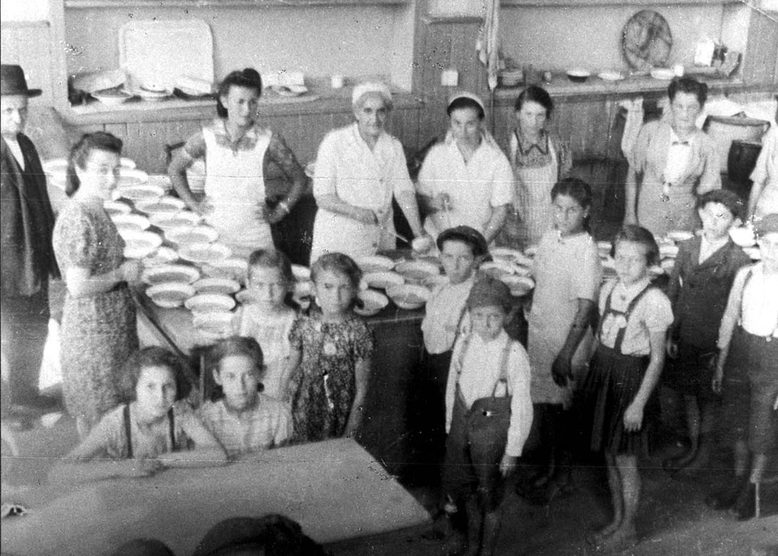 מטבח לילדים בטשביניה, 1940–1941 מטבח לילדים בטשביניה, 1940–1941