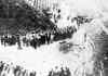 Каунас, Литва. Сотни еврейских заключенных прибывают в Седьмой форт под надзором литовской милиции.