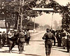 Украина, 29/08/1941. Местные жители приветствуют германскую армию.