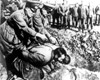 СССР, 1941. Солдаты вермахта расстреливают 2-х местных жителей.