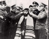 Вильнюс, Литва, 1942. Немецкие солдаты издеваются над раввином.