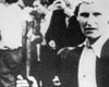 Каунас, Литва, 27/06/1941. Литовский погромщик рядом с телами убитых евреев.