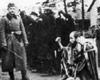 Тарнув, Польша. Немецкие солдаты издеваются над евреями.