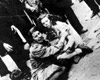 Львов, Украина, июль 1941. Еврейские женщина и девочка подвергаются издевательствам со стороны украинских погромщиков.