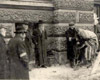 Львов, Украина. Немецкие солдаты заставляют евреев молиться посреди улицы себе на потеху.