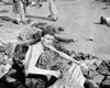 Берген-Бельзен, Германия, апрель 1945. Освобожденные заключенные.
