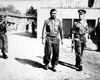 Берген-Бельзен, Германия, апрель 1945. После освобождения: британские солдаты ведут арестованного коменданта лагеря.