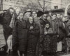 Аушвиц, Польша, январь 1945. После освобождения: бывшие заключенные за колючей проволокой.