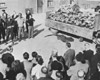 Бухенвальд, Германия, 1945, после освобождения. Американские солдаты заставляют местных жителей смотреть на ужасы лагеря.