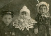Дети Дины Футерман, Нёма, Алла и Сима, фотография сделана с Ленинграде 14 июня 1941, года за несколько дней до начала войны. Затем семья вернулась в Лепель, Белоруссия, где все погибли от рук нацистов.