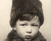 Натан Штейнберг. Будучи в Лодзинском гетто он приготовил своим родителям подарок на годовщину свадьбы - брошку в виде хлебной карточки. Однако подарить ее не успел, так как умер от лейкемии, и брошку передала родителям соседка.
