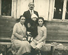 Минск, 1936. Семья Таубкиных. Розалия Таубкина (погибла в годы Катастрофы), Арон Таубкин (воевал в рядах РККА и пережил войну), четырехлетний Давид Таубкин (пережил Катастрофу под вымышленным именем), Лида Таубкина (погибла, сражаясь в партизанском отряде).