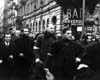 Варшава, Польша. Пешеходы на улице Лешно в гетто.