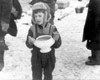 Каунас, Литва. Ребенок, получивший суп на общественной кухне.