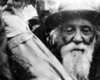 Яссы, Румыния, июнь 1941. Раввин Хаим Гринберг со свитками Торы во время депортации.