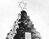 Сандомир, Польша. Памятник жертвам Катастрофы, сооруженный из надгробий.