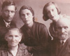 Семья Асман, до войны, Ушачи, Белоруссия. В нижнем ряду: Либе и Нахман Асманы (погибли); в верхнем: их зять Гриша Свердлин, его жена Рива Асман и жена Рувима Асмана, Хая (спаслись).