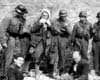 Варшава, Польша. Немецкие солдаты и схваченные еврейские повстанцы.

