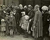Аушвиц-Биркенау, Польша. Новоприбывшие женщины и дети из гетто Билки.