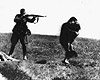 Ивангород, Украина, 1942. Немецкий солдат целится в женщину, держащую на руках ребенка.