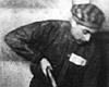 Клоога, Эстония. Заключенный подметает пол.