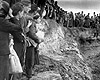 Майданек, Польша, после освобождения. Местные жители возле массовой могилы.